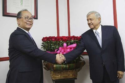 AMLO se reúne con embajador de China en su casa de transición