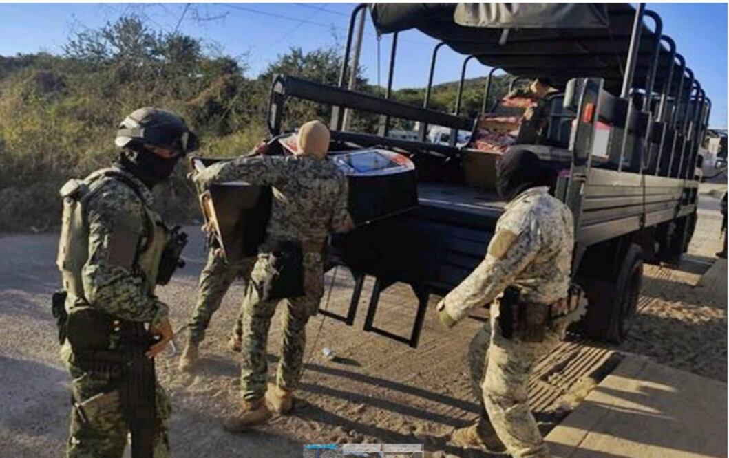 Militares aseguraron en la ciudad de Mazatlán maquinitas tragamonedas, tras no presentarse algún dueño de las mismas. Foto: especial