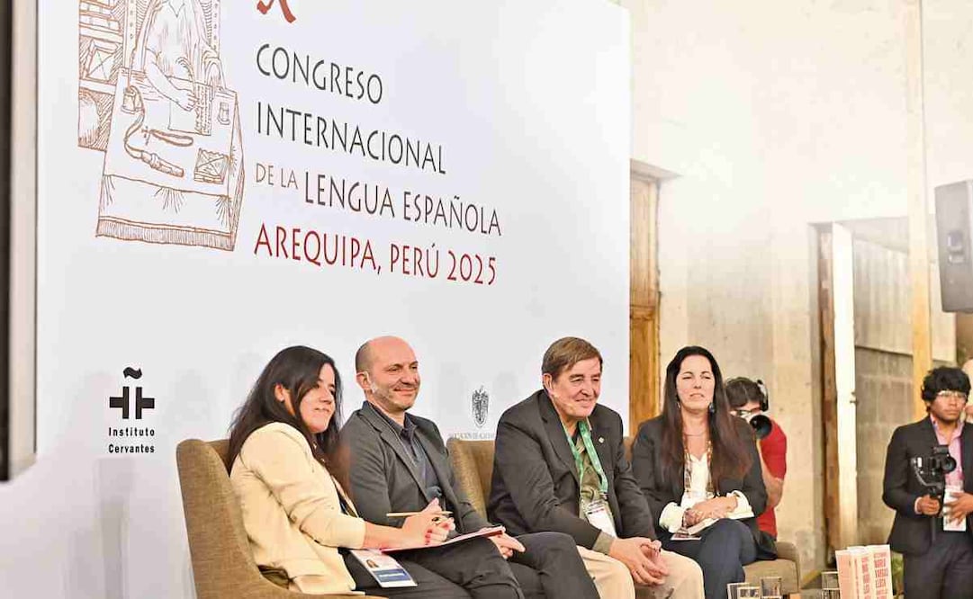En el Congreso Internacional de la Lengua Española fue presentado el Diccionario Vargas Llosa. Habitó las palabras, en el que 100 amigos, escritores e investigadores fueron convocados para delinear con palabras la literatura del Nobel. El evento fue encabezado por Luis García Montero y Morgana Vargas Llosa (ambos a la derecha). Foto: PromPerú