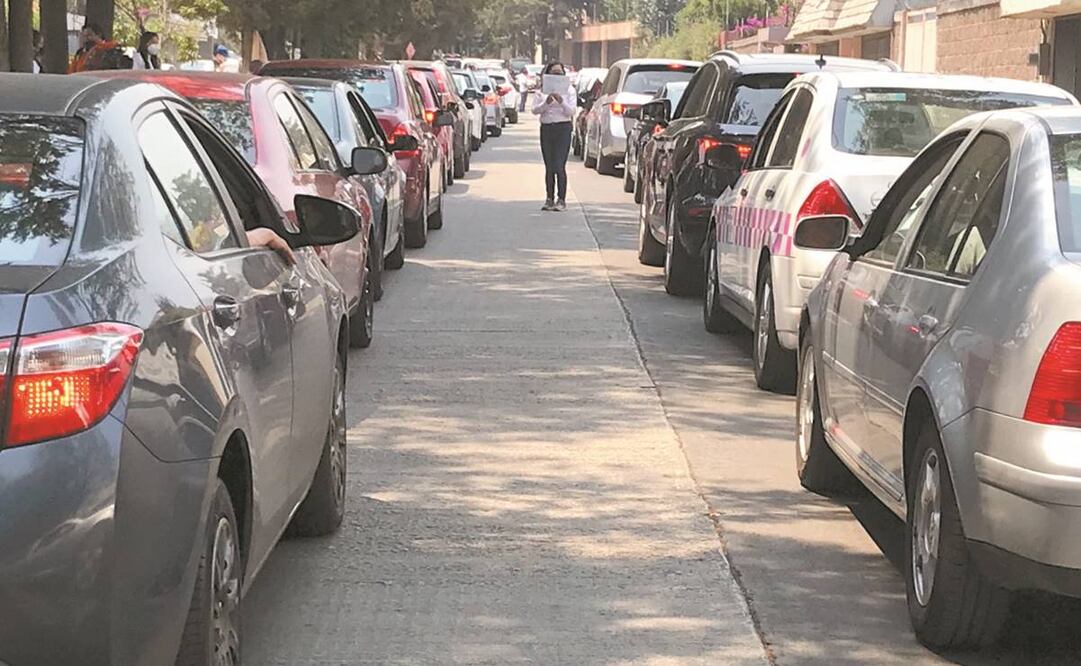 En algunas sedes de Huixquilucan se reportaron filas de hasta 4 kilómetros; sin embargo, el proceso de vacunación fue más rápido que la primera ocasión. Rebeca Jiménez/ El Universal.
