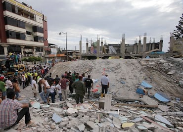 Se eleva a 659 cifra de muertos por sismo en Ecuador