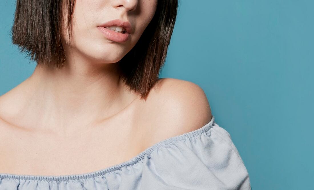 La exposición constante al sol aumenta el envejecimiento de la piel del cuello. Foto: Freepik