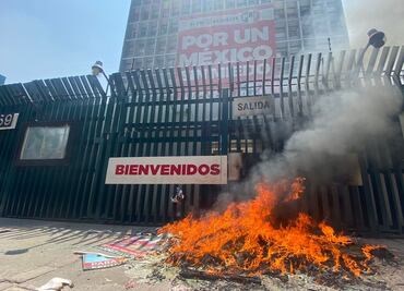 Maestros de la CNTE vandalizan sede del PRI; queman propaganda