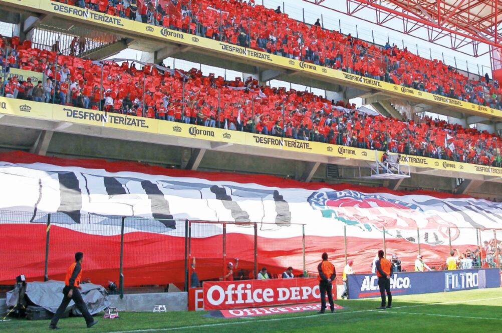 La afición se comportó a la altura del acontencimiento; festejó con medida y buen comportamiento. (ALEX CRUZ. EFE)