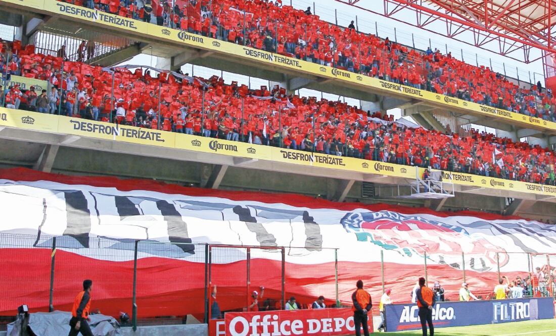 La afición se comportó a la altura del acontencimiento; festejó con medida y buen comportamiento. (ALEX CRUZ. EFE)