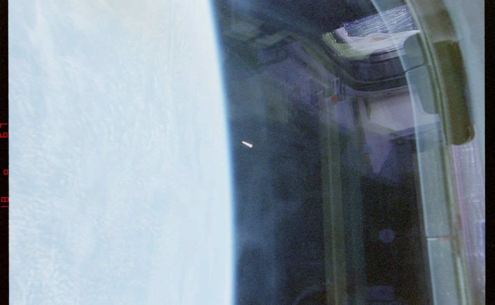 Imagen de la misión STS-80 de la NASA , incluida entre los archivos desclasificados por el Departamento de Guerra sobre fenómenos anómalos no identificados. Foto: Departamento de Guerra de Estados Unidos