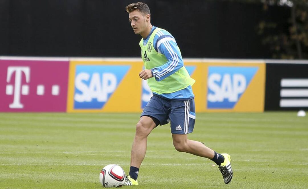 Mesut Özil durante un entrenamiento con Alemania. EFE