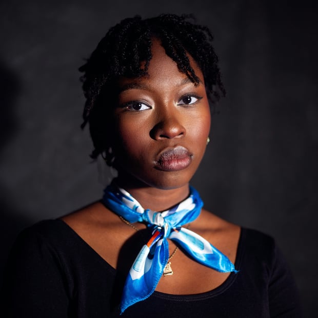 Los pañuelos y las mascadas se pueden utilizar en el cuello, en la cintura o en la cabeza. Foto: Unsplash