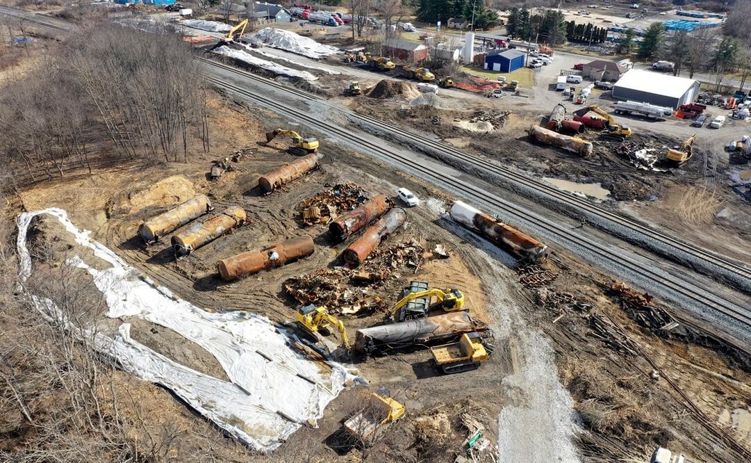 Una vista de la escena el viernes 24 de febrero de 2023, mientras continúa la limpieza en el sitio del descarrilamiento. Foto: Matt Freed/AP