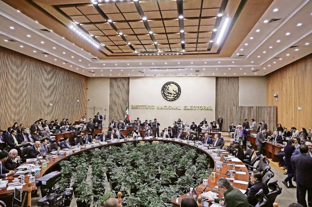 El INE comprueba que los firmantes que apoyaron a los independientes aparezcan en la Lista Nominal de Electores (ARCHIVO EL UNIVERSAL)