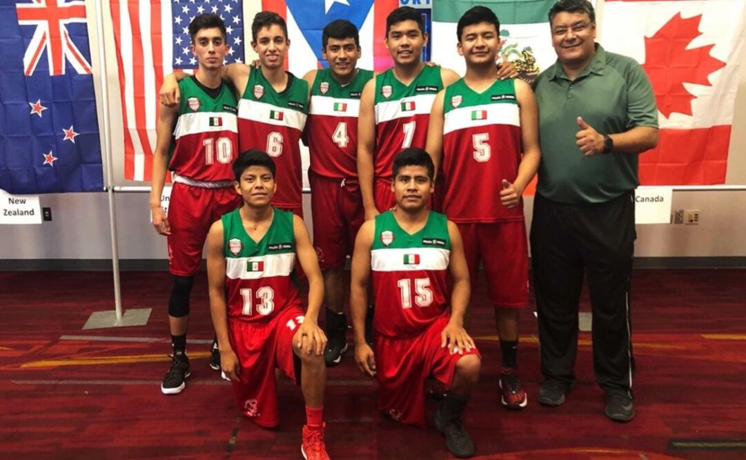 The team is known for playing barefoot - Photo: Taken from the Académia Indígena de México's Facebook page