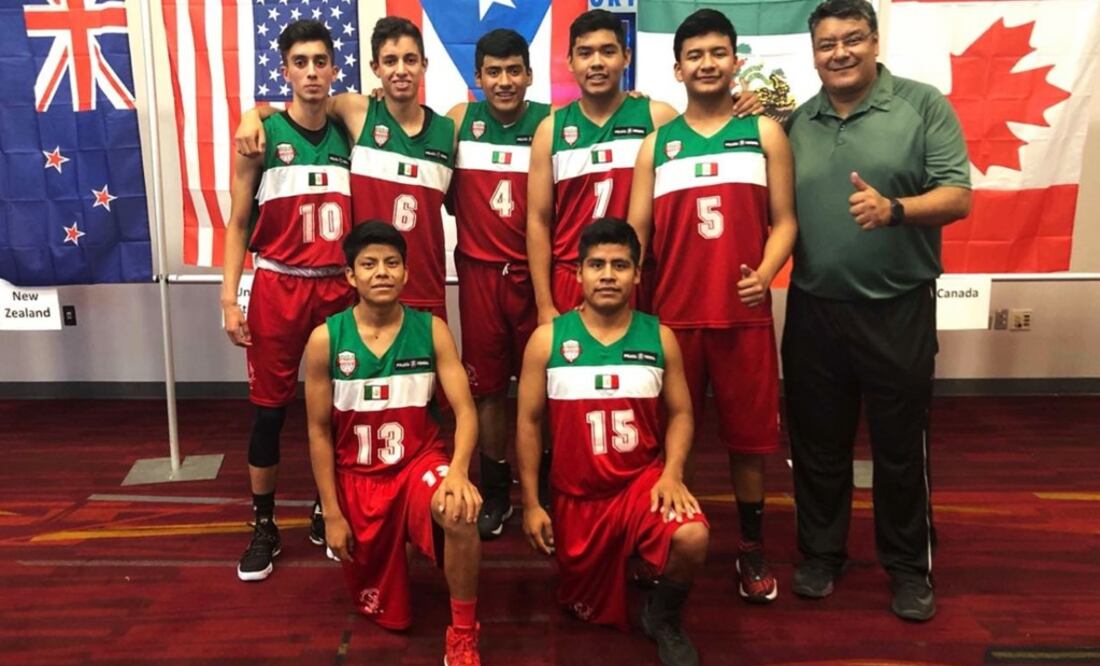 The team is known for playing barefoot - Photo: Taken from the Académia Indígena de México's Facebook page