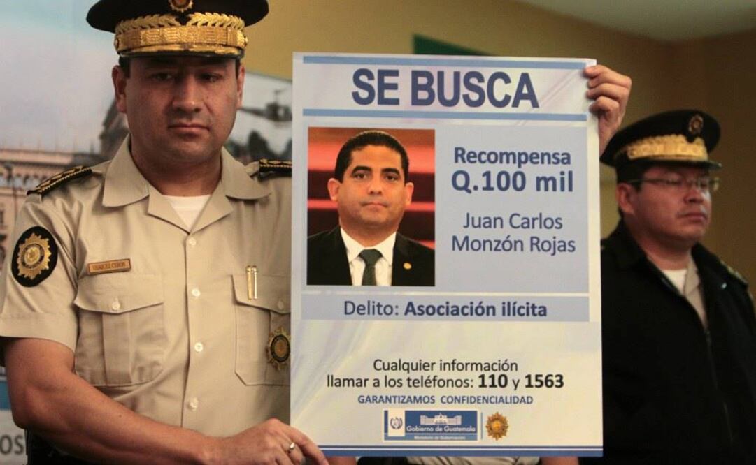 Fotografía de archivo del 20 de junio de 2015 del director de la Policía Nacional Civil de Guatemala, Walter Vásquez, con una imagen informativa de Juan Carlos Monzón. Foto: EFE