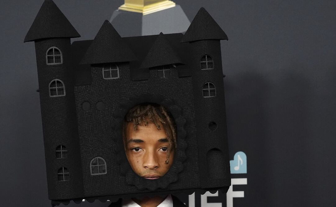 Jaden Smith, hijo de Will Smith, posa con un adorno de castillo en la cabeza, causando furor en las redes sociales. Foto: Jordan Strauss/Invision/AP.
