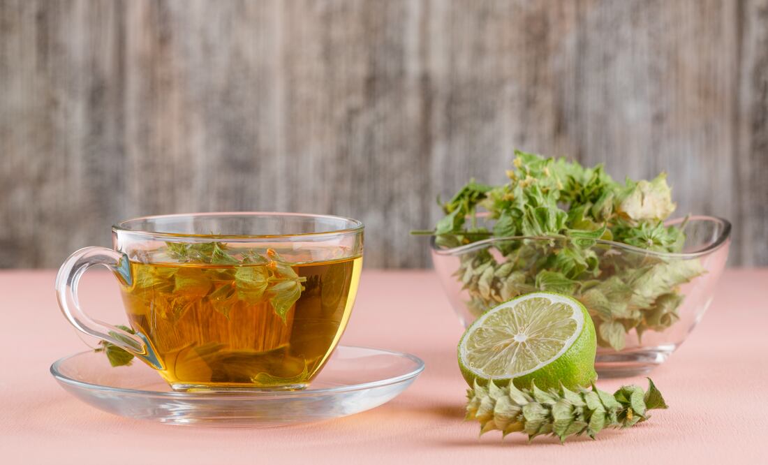 La infusión de cedrón ofrece beneficios que van desde la indigestión hasta el descanso profundo. Foto: Freepik