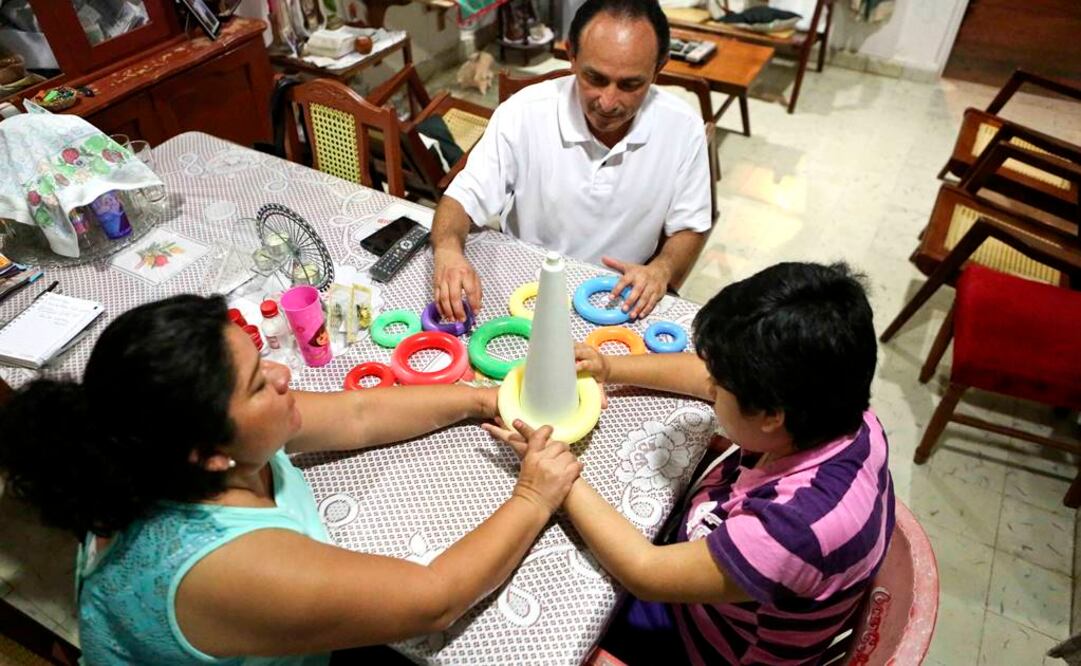 Los padres de María Alondra, de 19 años y quien padece epilepsia refractiva, están constantemente endeudados por los gastos de traslados de Mérida a la Ciudad de México donde la joven es atendida en el Instituto Nacional de Neurología. ESPECIAL