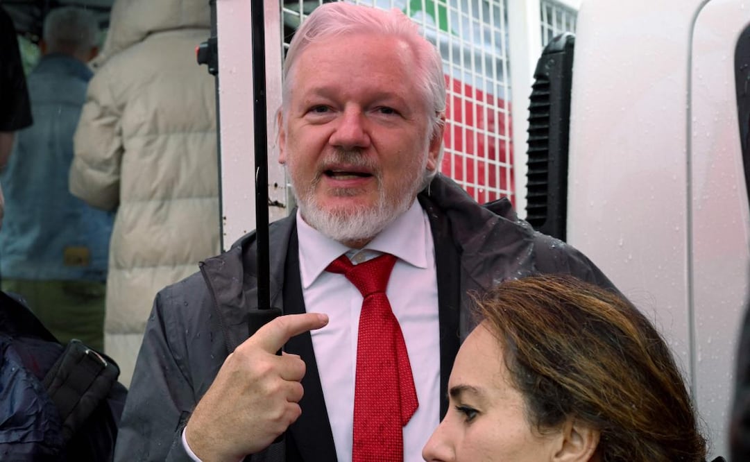 El fundador de WikiLeaks, Julian Assange, se une a los manifestantes que marchan hacia el Puente del Puerto de Sídney durante una manifestación pro palestina contra las acciones de Israel y la escasez de alimentos en la Franja de Gaza, en Sídney el 3 de agosto de 2025. Foto: AFP