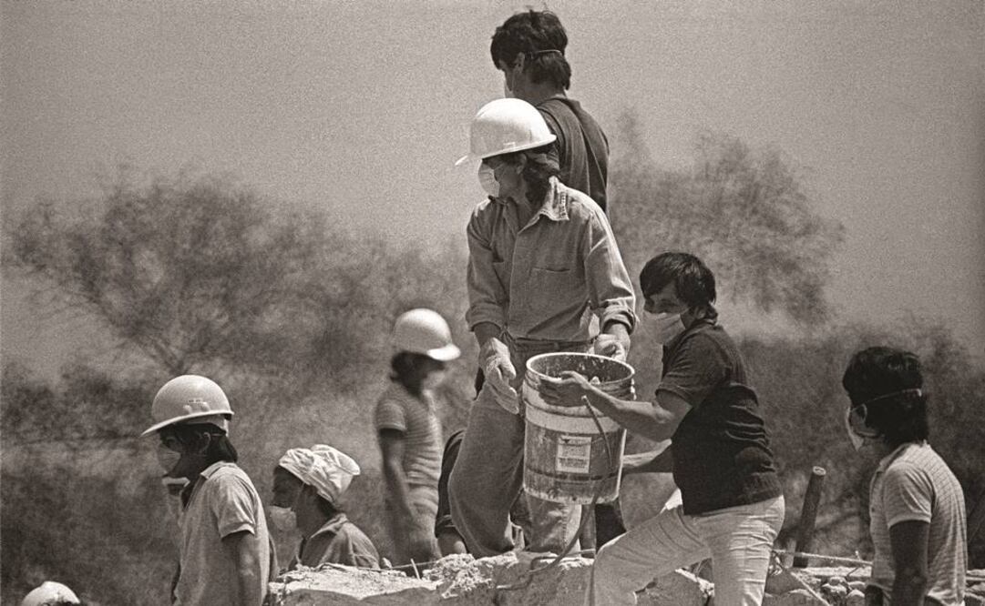 "Para los que ayudaron, gratitud eterna, homenaje. Porque si el mundo no se vine abajo en su integridad sobre México fue porque lo asumieron ustedes en sus espaldas", escribió José Emilio Pacheco para las víctimas, rescatistas y testigos del sismo que devastó la ciudad de México en 1985. En la imagen, rescatistas en Centro Médico. Foto de Marco Antonio Cruz.