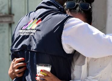 "Me quedé en shock"; un abrazo y una foto fuera de la casa del horror en Atizapán