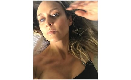 Fey se luce en lencería y presume piernas 