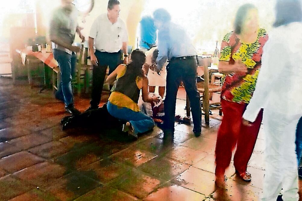 Fernando Moreno Peña fue auxiliado por los comensales y personas que lo acompañaban cuando fue atacado a balazos en un restaurante de la localidad (ARCHIVO EL UNIVERSAL)
