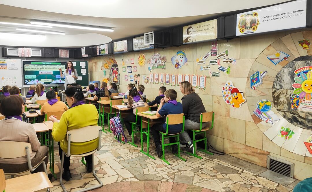 Algunas estaciones de metro de Járkov se han convertido en parte en improvisadas aulas de clase para cientos de niños que no tienen otra opción segura para tener una educación escolar presencial. Foto: EFE