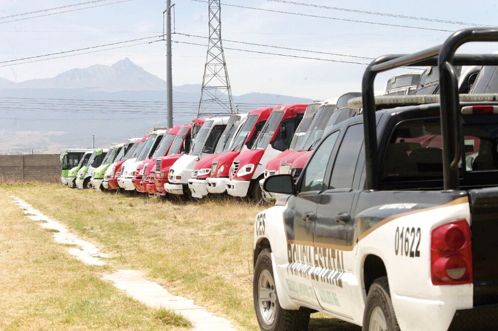Autobuses, vagonetas y taxis que no cumplen con las normas en materia ambiental y tienen una antigüedad mayor a una década deberán ser sustituidos (JORGE ALVARADO. EL UNIVERSAL)