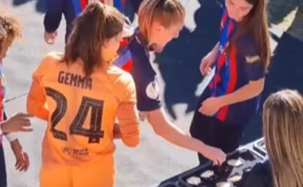 VIDEO: Polémica en España; las jugadoras del Barcelona recogieron sus propias medallas de campeonas