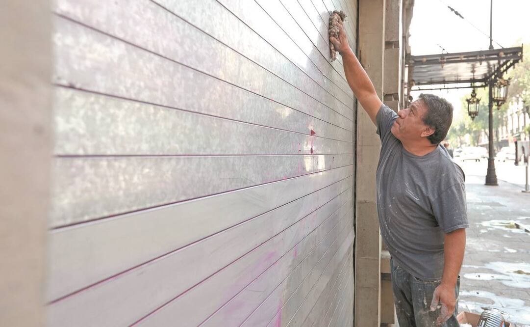 Los encargados de dar mantenimiento a los edificios por donde pasaron los anarquistas haciendo destrozos y pintas se dicen hartos de que en cada marcha es lo mismo, sin que las autoridades los detengan o impidan los desmanes. Foto: ADRIANA HERNÁNDEZ