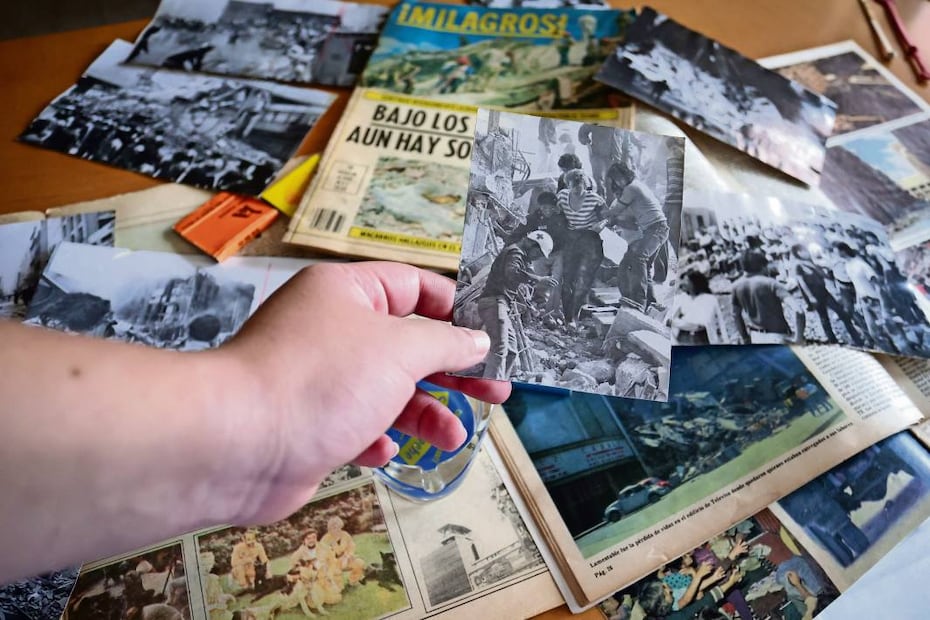 Los jóvenes investigadores consultan archivos visuales y testimonios, recuperando historias y detalles de los edificios colapsados durante el sismo de la Ciudad de México. Crédito: LUIS CAMACHO / EL UNIVERSAL