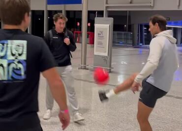 VIDEO: Rafa Nadal activa su modo mundialista y juega futbol en el aeropuerto de Brasil
