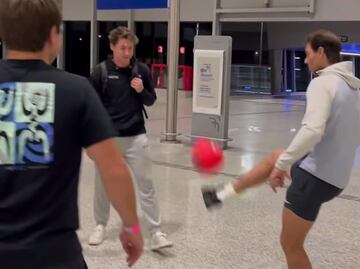 VIDEO: Rafa Nadal activa su modo mundialista y juega futbol en el aeropuerto de Brasil