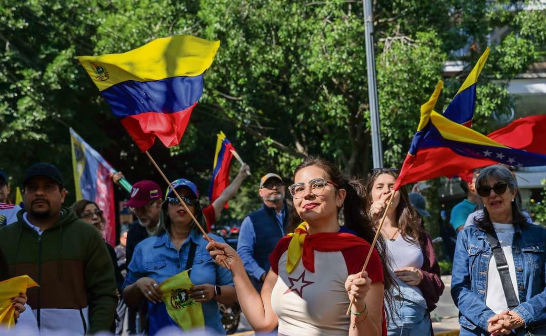 En la galería torre del reloj en el Parque Lincoln, Polanco, venezolanos festejaron y aseguraron que faltan más acciones para liberar al país, principalmente a los cientos de presos políticos detenidos de forma arbitraria. Foto: Moisés Pablo Nava / CUARTOSCURO