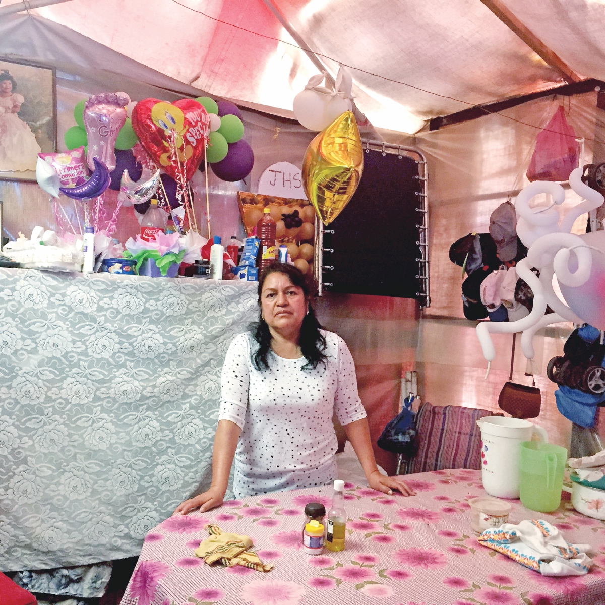 María Patricia y su esposo duermen en la carpa, en tanto que sus hijos menores de edad viven en una casa rentada. Foto: ANDREA AHEDO. EL UNIVERSAL