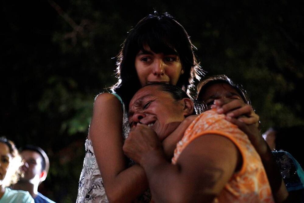 Fans se reúnen fuera de la casa de Juan Gabriel en Ciudad Juárez el lunes pasado. Fotografía de Reuters