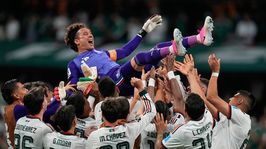 Guillermo Ochoa celebra en compañía de la Selección Mexicana, durante la última fecha de la Fase de Grupos del Mundial de 2026 en el Estadio Ciudad de México - Foto: AP