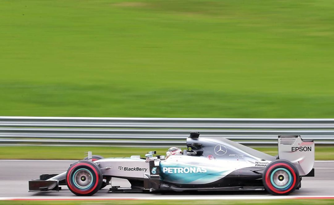 El piloto británico logra que Mercedes continúe invicto para salir en la posición de honor en lo que va de la temporada. (Foto: LASZLO BALOGH / REUTERS)