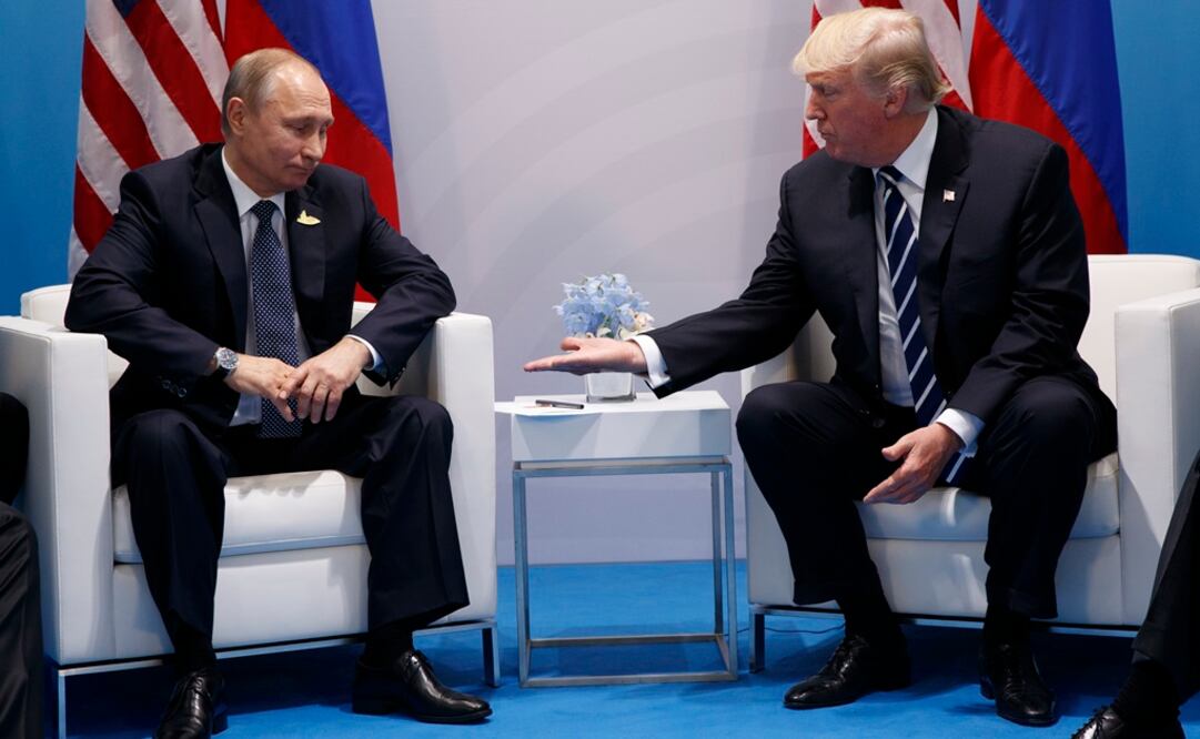 Los presidentes Vladimir Putin, de Rusia, a la izquierda, y Donald Trump, de Estados Unidos, sostienen una conversación durante la cumbre del Grupo de los 20 en Hamburgo (Foto: AP)