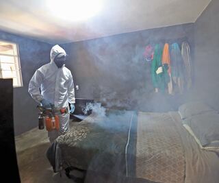 Por Covid deja la abogacía y ahora desinfecta casas