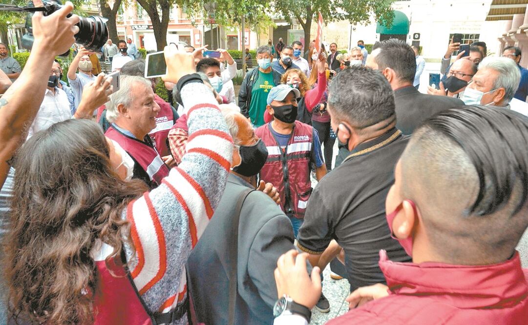 Morena suspendió ayer una reunión porque un grupo de inconformes rechazó la postulación de la expriista Clara Flores. Foto: Emilio Vásquez. EL UNIVERSAL