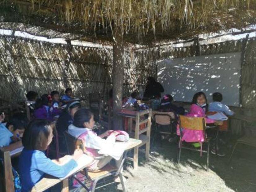 Tras sismo, padres de familia arman aulas de carrizo en Oaxaca 