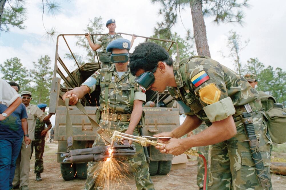 Soldados de la ONUCA, durante la destrucción en Honduras de armas entregadas por las fuerzas de resistencia en abril de 1990 como parte del proceso de paz (CORTESÍA DE NACIONES UNIDAS)