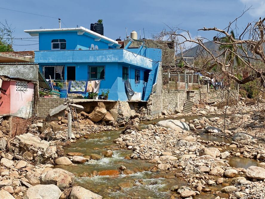 En San Isidro, cientos de casas están destruidas, Otis les tiró sus techos, puertas y ventanas, y la corriente las llenó de agua y lodo. Foto: Arturo de Dios Palma / El Universal