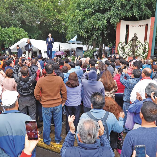 Decenas de personas han acudido al pie de su estatua para celebrar la vida de José José. BERENICE FREGOSO. EL UNIVERSAL