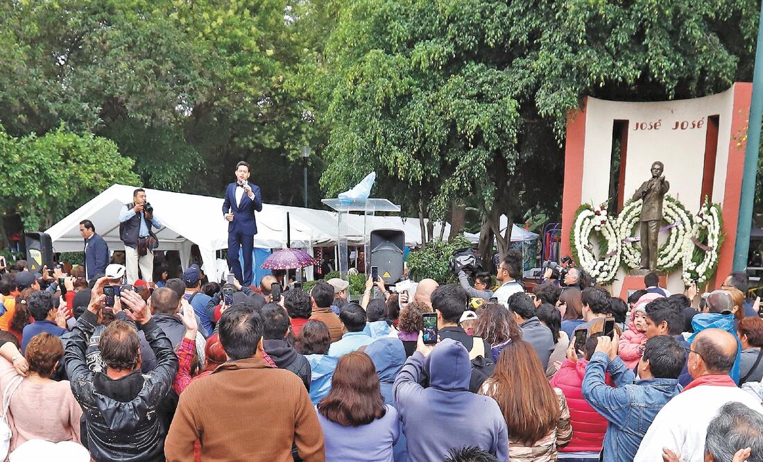 Decenas de personas han acudido al pie de su estatua para celebrar la vida de José José. BERENICE FREGOSO. EL UNIVERSAL