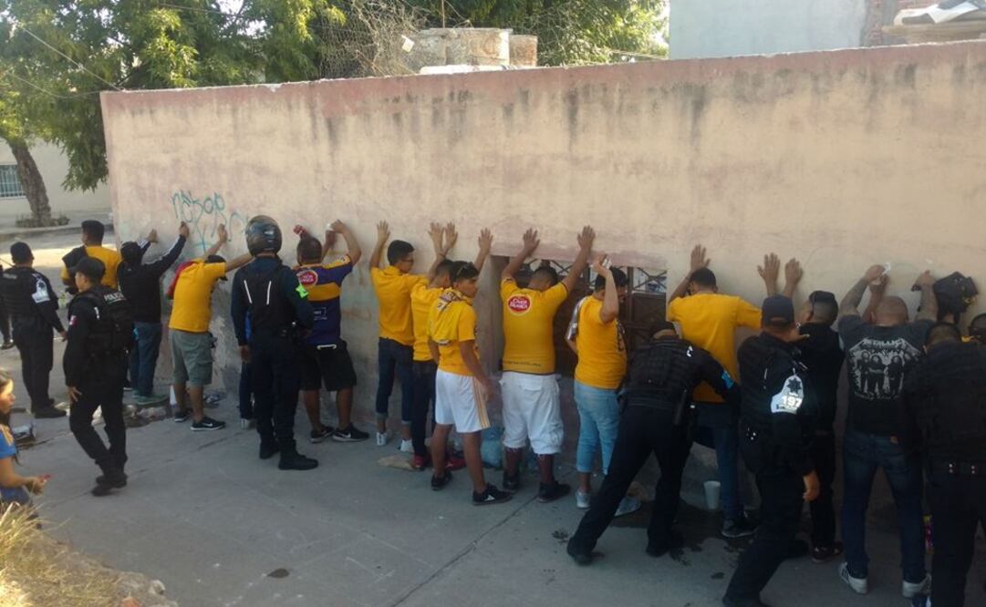 La mayoría vestían playera amarilla y short blanco y fueron referidos como integrantes de la porra del equipo visitante. (FOTO: Especial)
