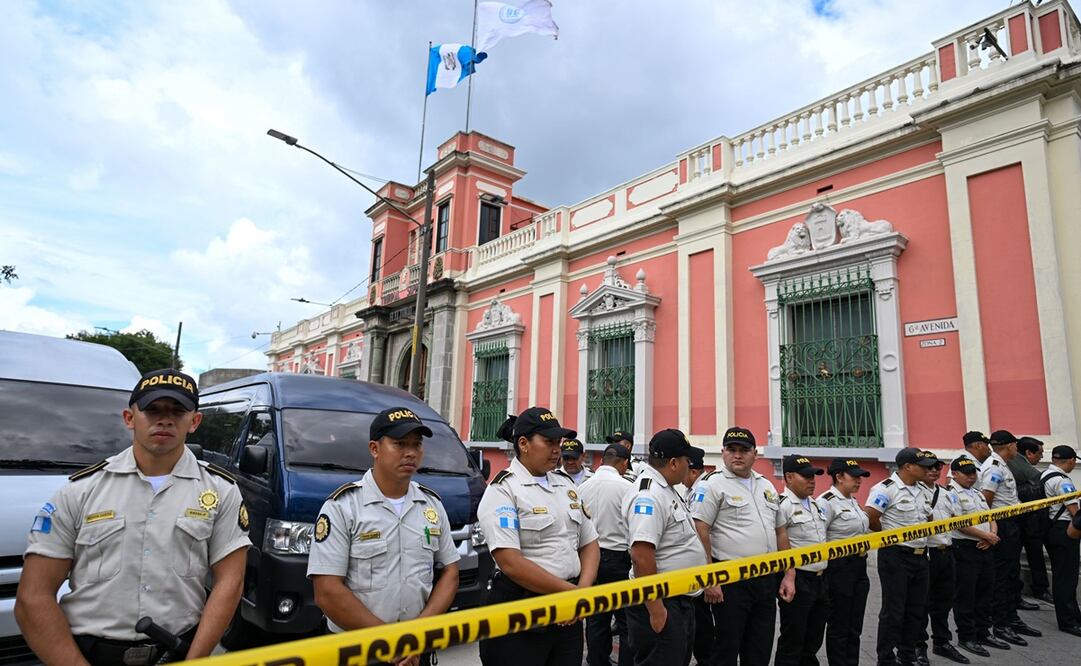Policías permanecen afuera de la sede del Tribunal Supremo Electoral mientras fiscales del Ministerio Público realizan un allanamiento en la Ciudad de Guatemala el 29 de septiembre de 2023. Foto: AFP