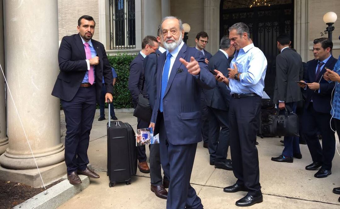 Empresarios de México, como Carlos Slim y su hijo Carlos Slim Domit, y de EU, afuera del Instituto Cultural Mexicano en Washington, donde desayunaron con AMLO. Foto: Alberto Morlaes/ EL UNIVERSAL