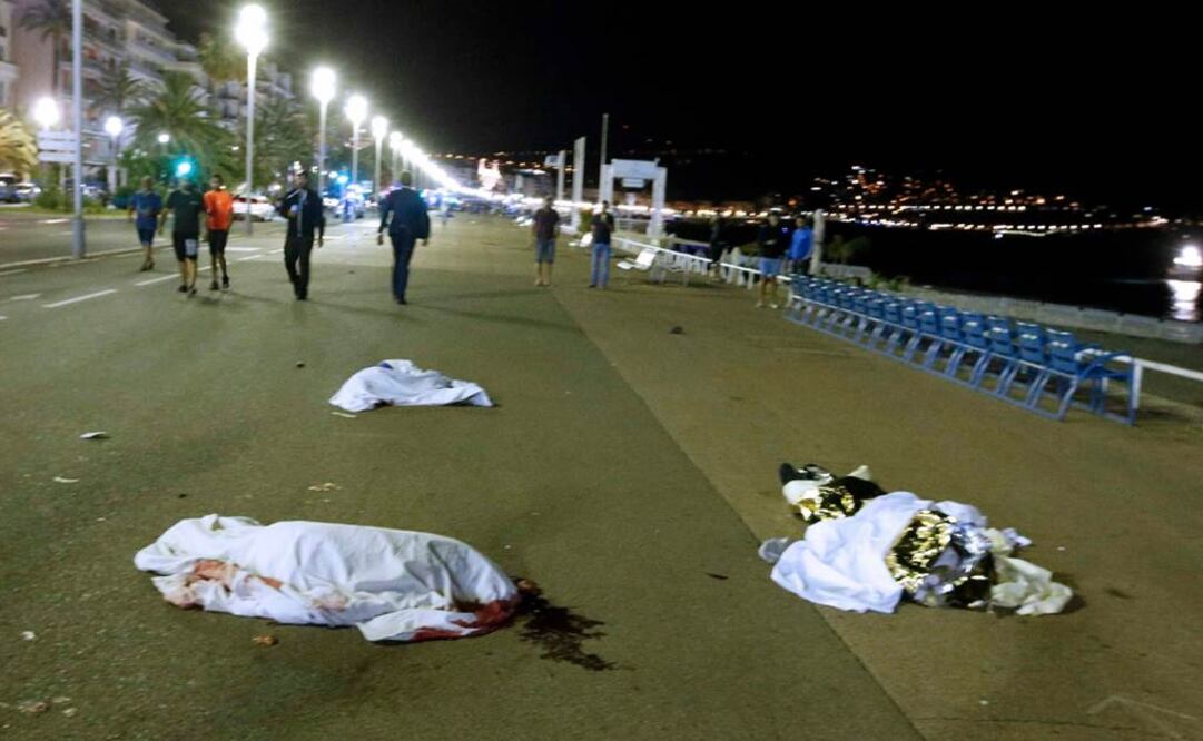 Video. Momento en que camión arrolla a multitud en Niza