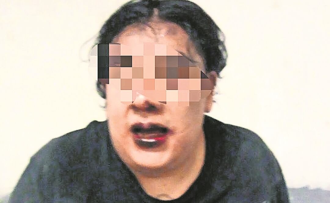 Toma a rehén. El presunto delincuente al verse descubierto, sacó de entre sus ropas un cuchillo y amagó a una pasajera, liberada poco después (ESPECIAL)